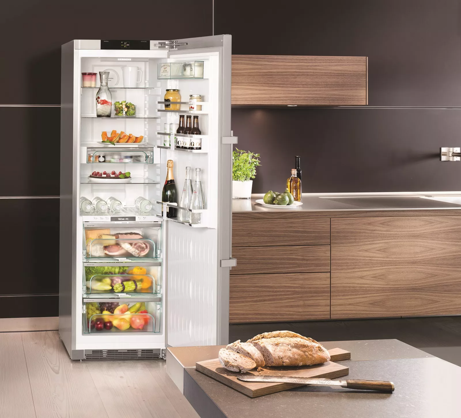 Холодильник ру встроенные холодильники. Холодильник Liebherr kbies4370. Холодильник Либхер однокамерный. Холодильник Liebherr Premium BIOFRESH. Встраиваемый холодильник Liebherr однокамерный.